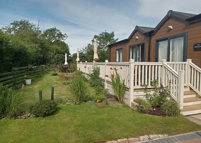 Willow Tree Luxury Lodge With Private Hot-Tub And Garden Only 6 Miles To York