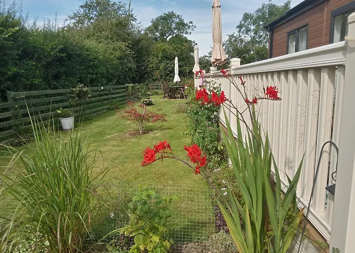 Willow Tree Luxury Lodge With Private Hot-Tub And Garden Only 6 Miles To York