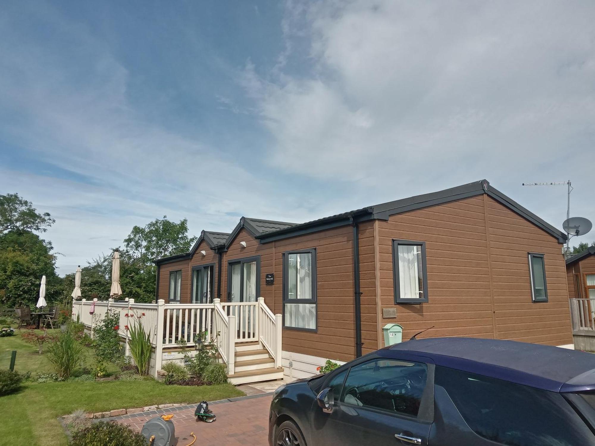 Willow Tree Luxury With Private Hot-tub And Garden Only 6 Miles To York Wilberfoss