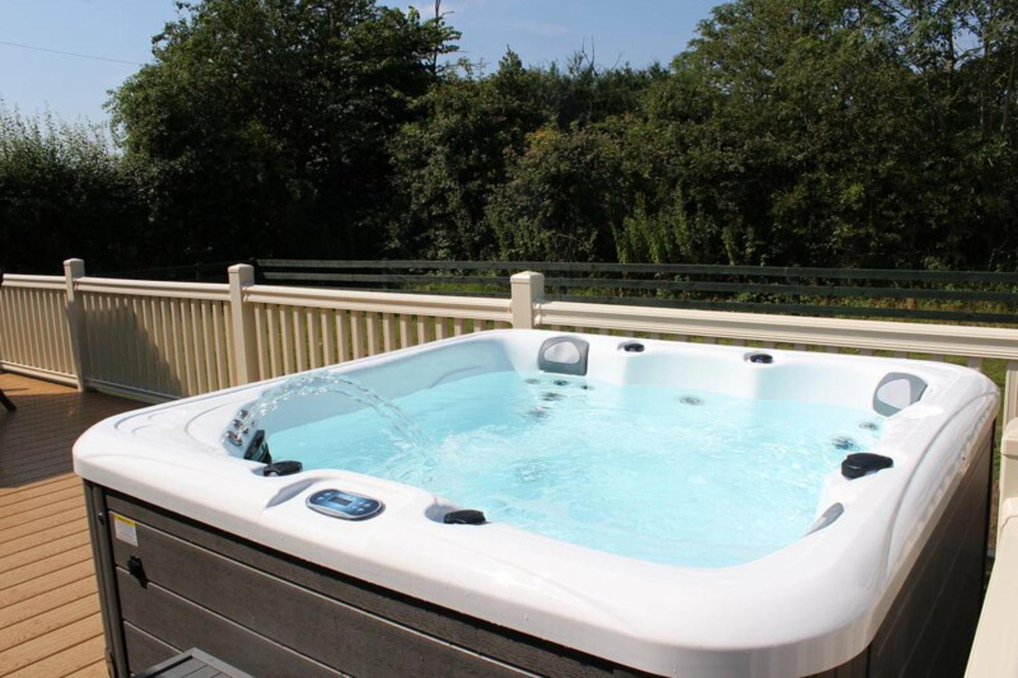 Willow Tree Luxury With Private Hot-tub And Garden Only 6 Miles To York Holiday home Wilberfoss