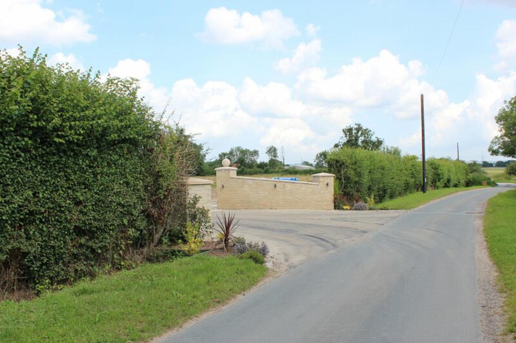 Willow Tree Luxury With Private Hot-tub And Garden Only 6 Miles To York Wilberfoss